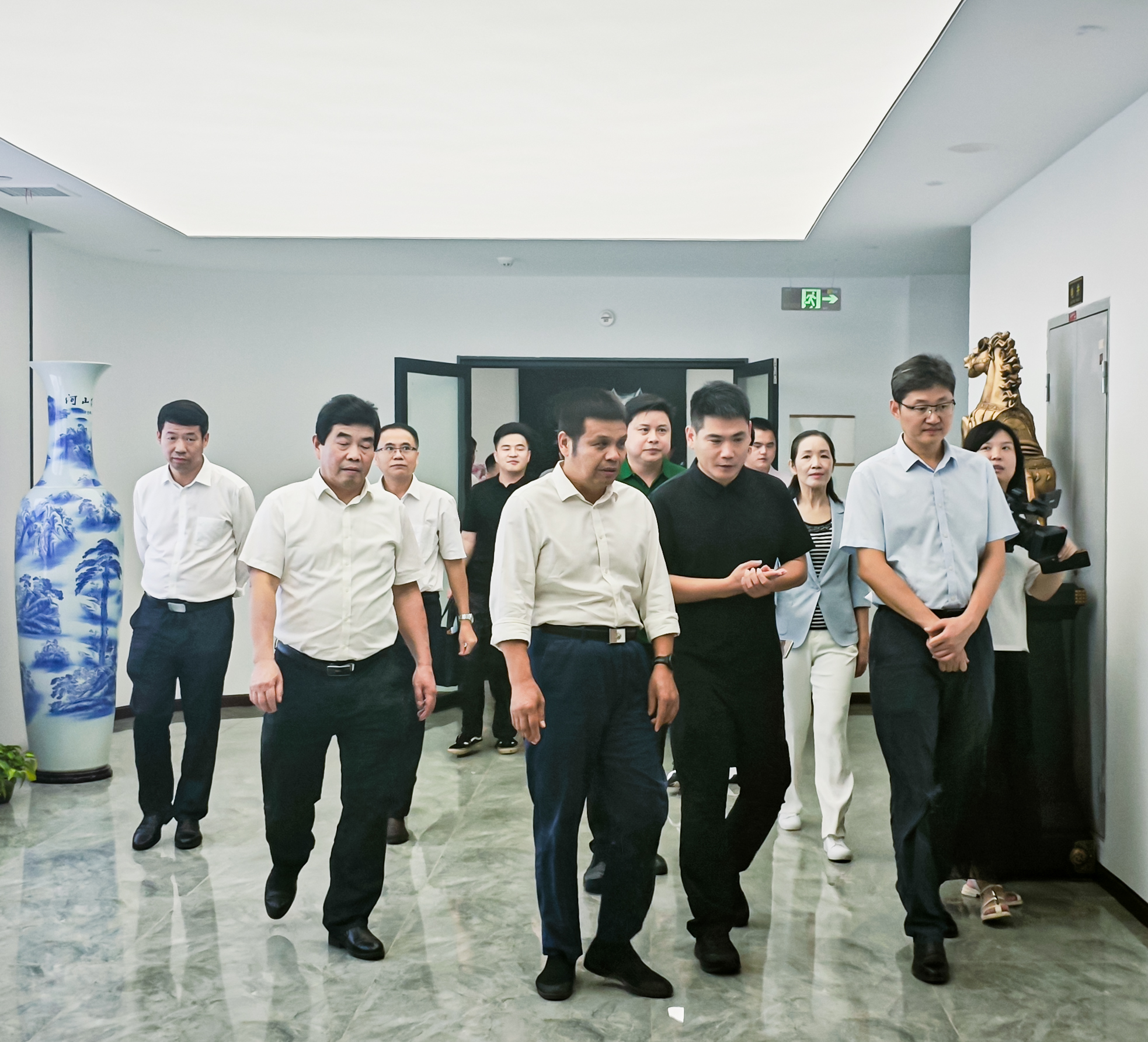 咸寧市副市長夏福卿帶隊視察中晨線纜武漢研發中心，鼓勵企業持續創新、做大做強